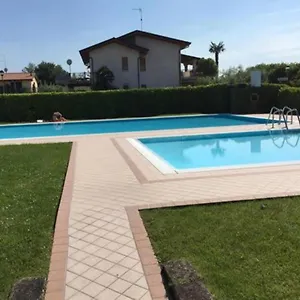 Con Piscina A , Lazise Italien